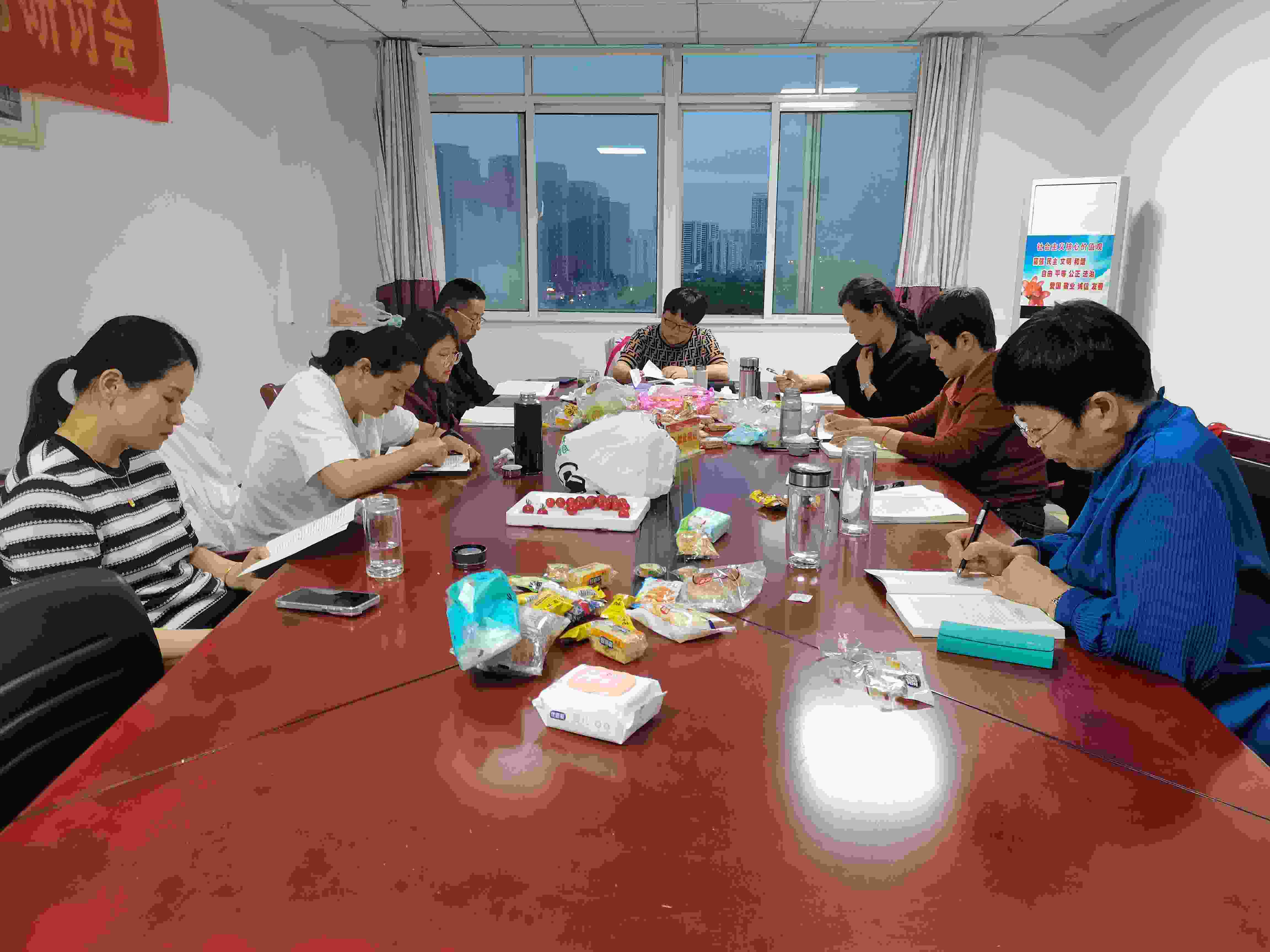 【阜陽(yáng)心理咨詢中心】以己為鏡，賦能心靈：成為來(lái)訪者心靈成長(zhǎng)的引路人